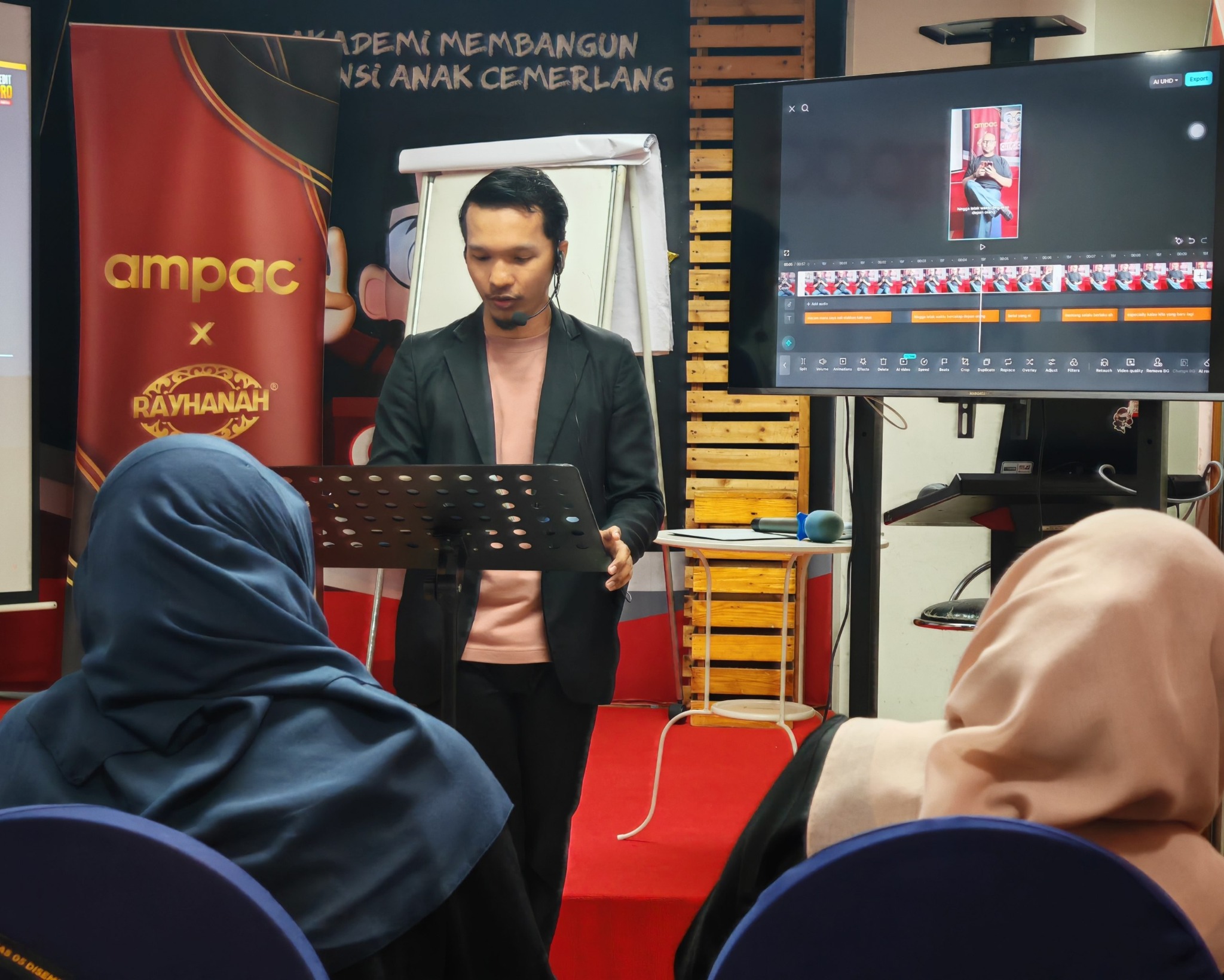 Coach Haff menunjukkan proses editing video dalam sesi praktikal