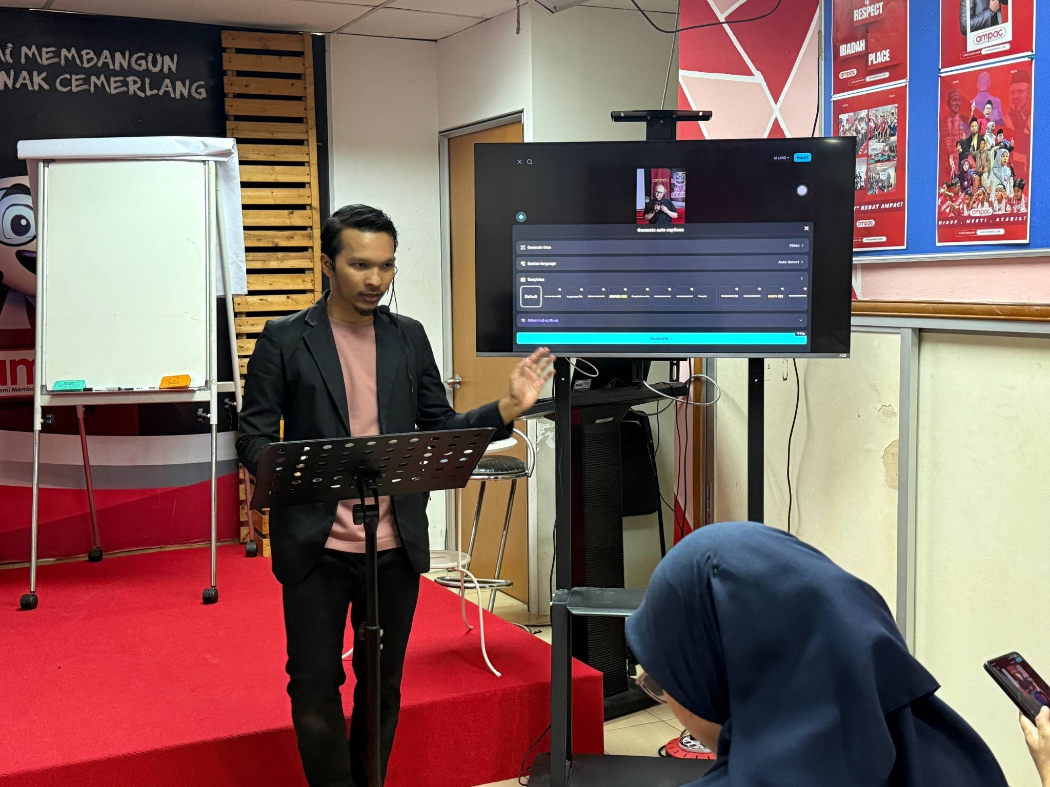 Coach Haff mengendalikan demonstrasi editing video