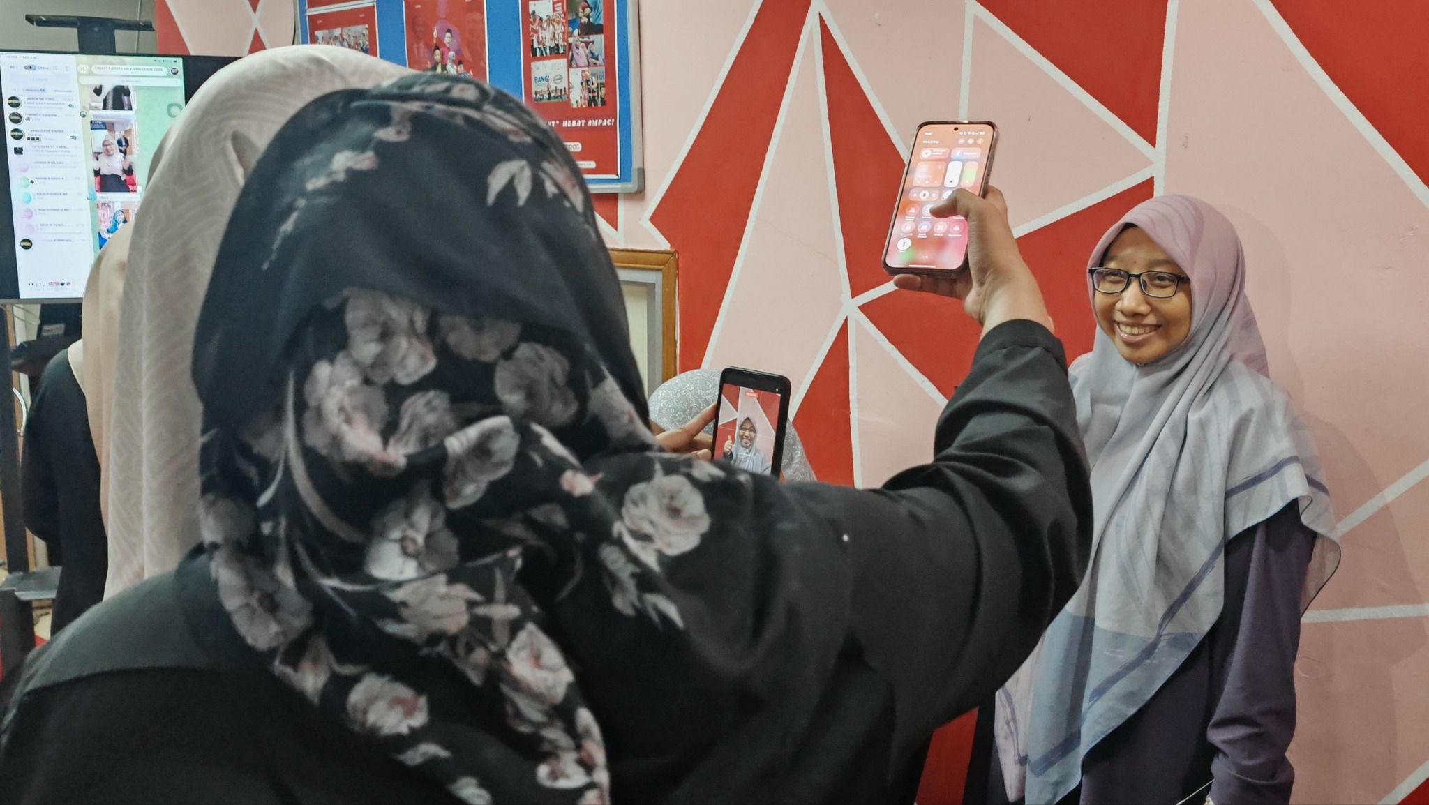 Peserta merakam video menggunakan telefon